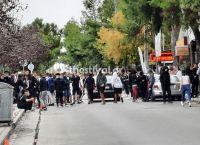 Θεσσαλονίκη: Μαθητές άναψαν πυρσούς και έκαψαν κάδο στο ΕΠΑΛ Ευόσμου