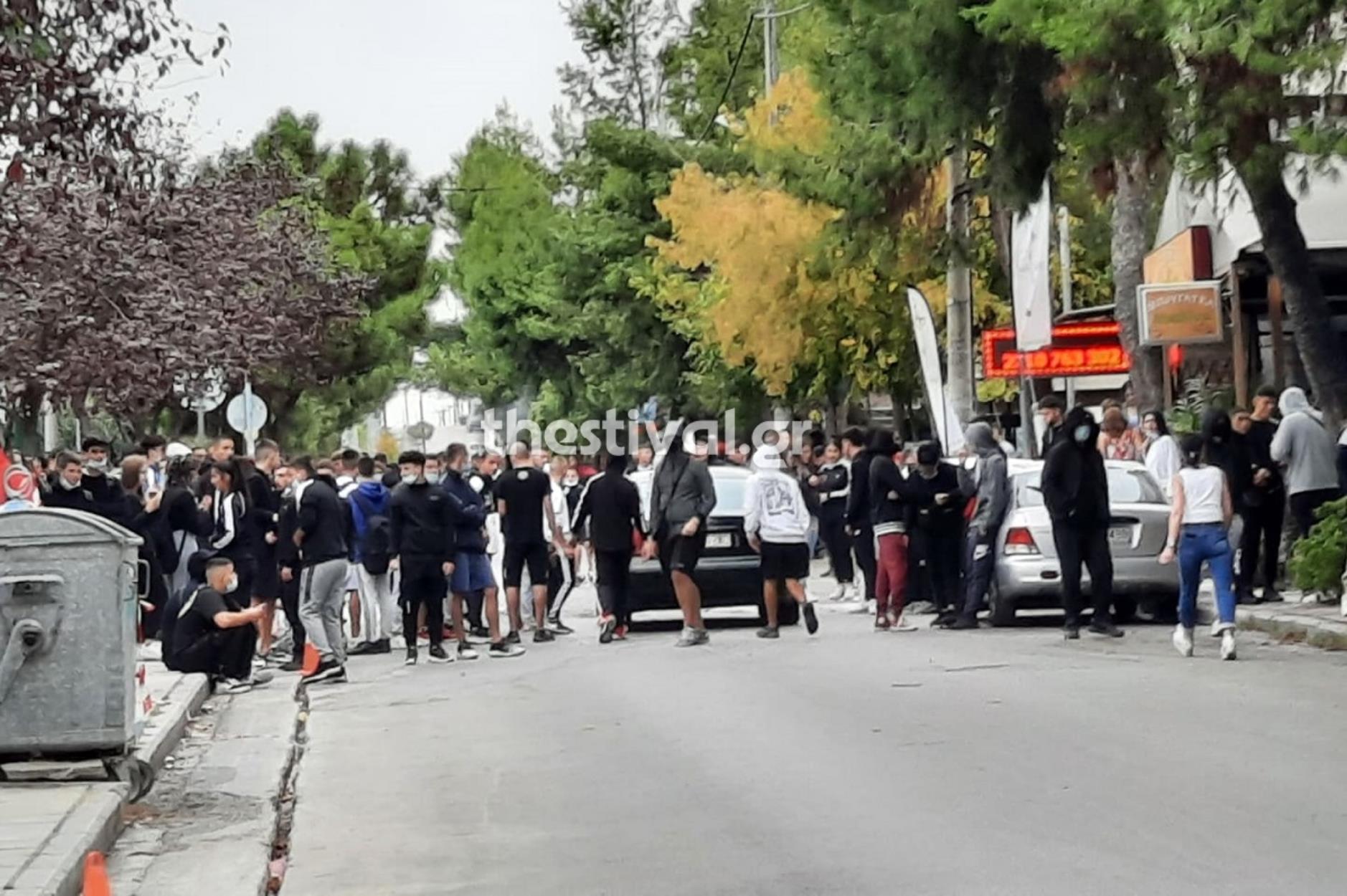 Θεσσαλονίκη: Μαθητές άναψαν πυρσούς και έκαψαν κάδο στο ΕΠΑΛ Ευόσμου