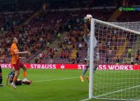 Europa League: Το απίθανο αυτογκόλ του Στρακόσια – «Ζωντάνεψε» η μπάλα στα χέρια του Europa League: Το απίθανο αυτογκόλ του Στρακόσια – «Ζωντάνεψε» η μπάλα στα χέρια του