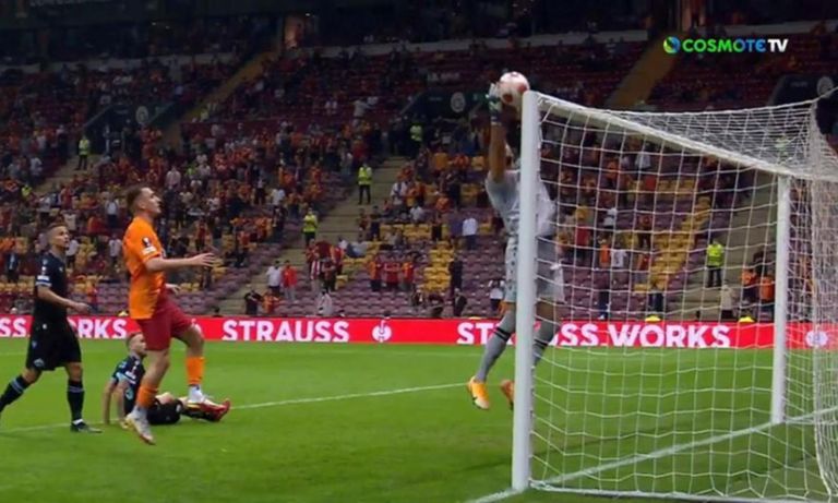 Europa League: Το απίθανο αυτογκόλ του Στρακόσια – «Ζωντάνεψε» η μπάλα στα χέρια του