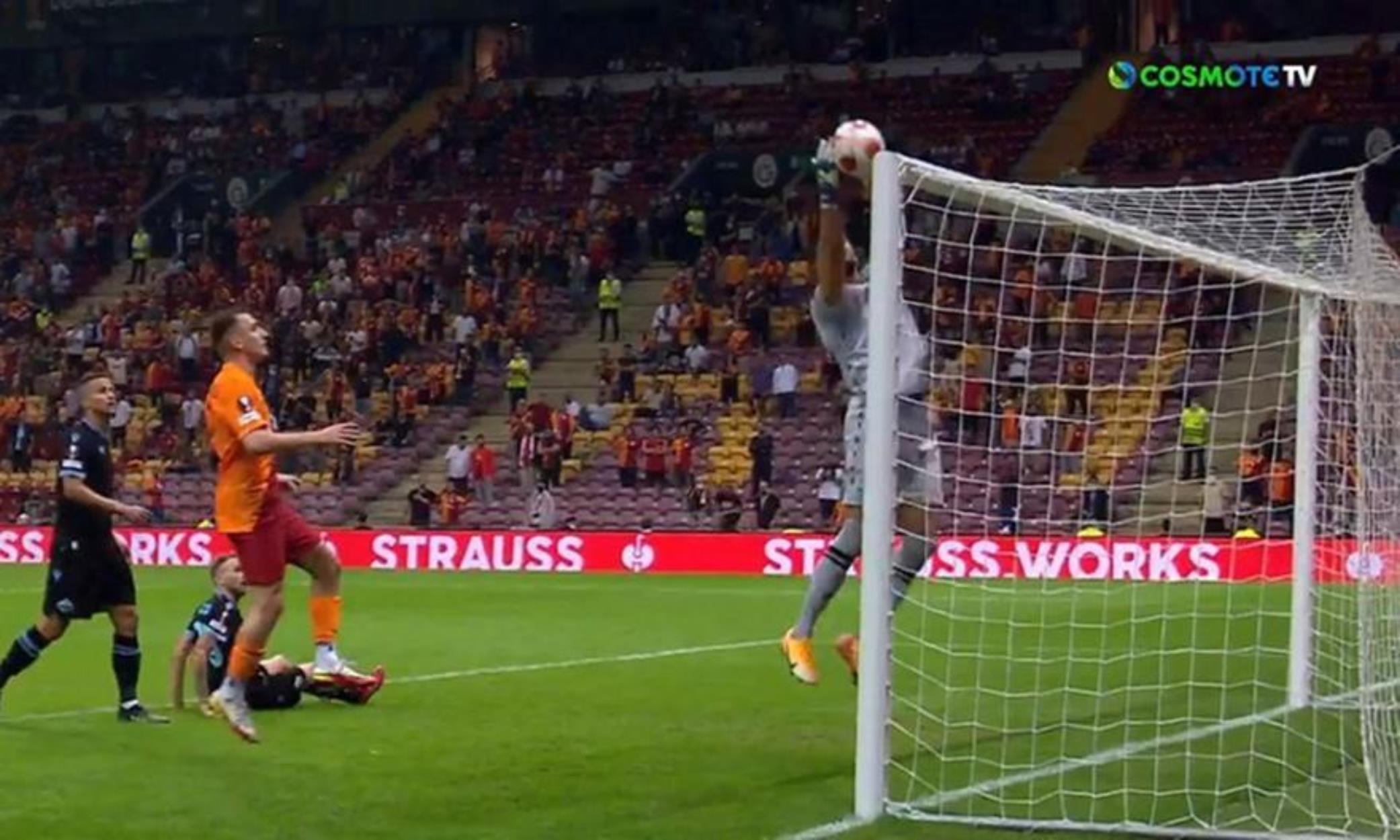 Europa League: Το απίθανο αυτογκόλ του Στρακόσια – «Ζωντάνεψε» η μπάλα στα χέρια του