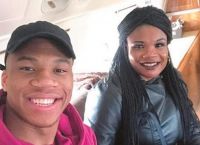 Γιάννης Αντετοκούνμπο: Πολιτογραφούνται Έλληνες η μητέρα και ο μικρότερός του αδερφός