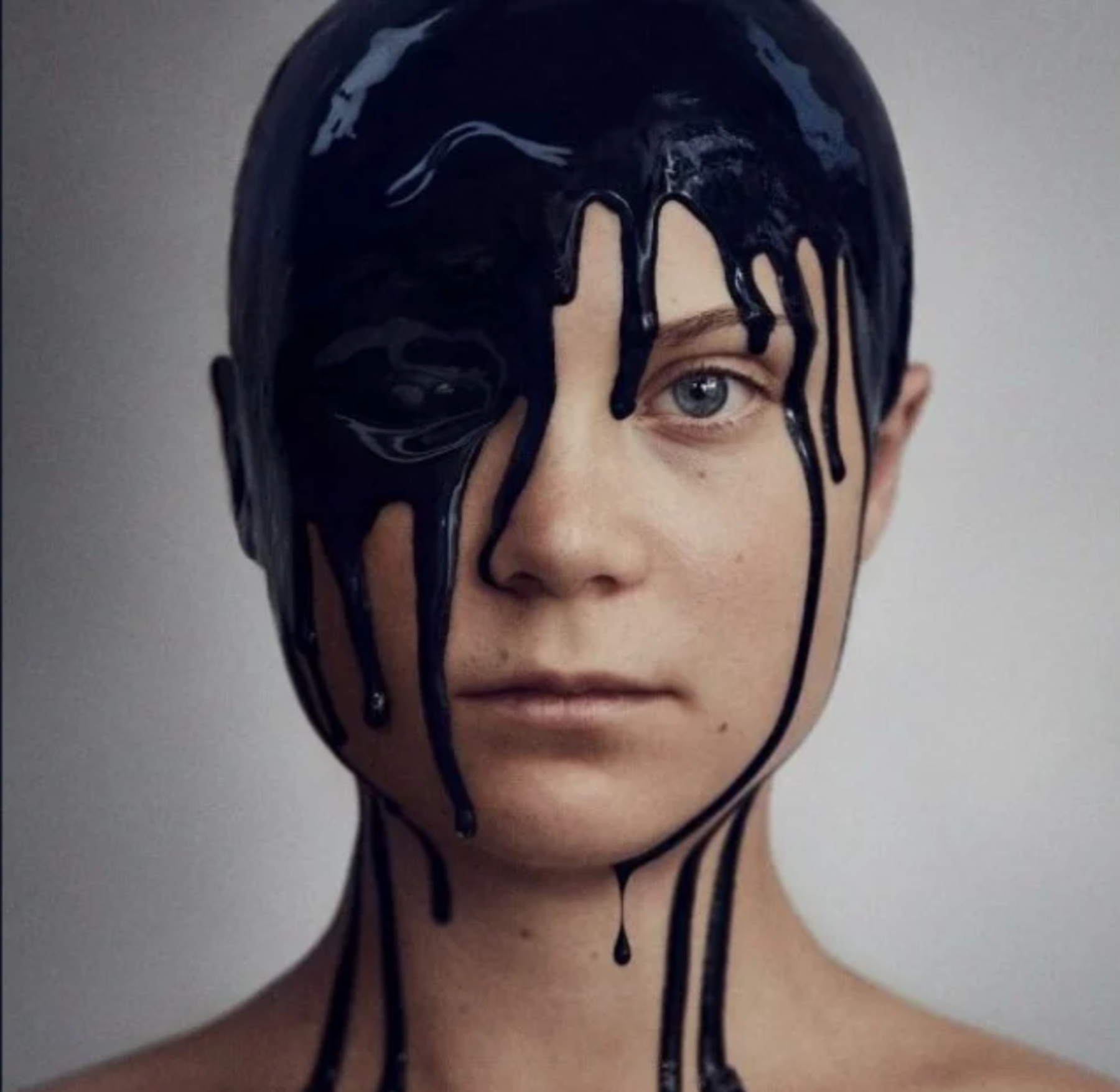 Greta Thunberg: Ποζάρει λουσμένη με πετρέλαιο και μιλά για τον αυτισμό της