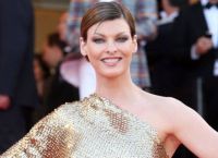 Linda Evangelista: Η παραμόρφωση μετά από επιπλοκή σε συνεδρία κρυολιπόλυσης Linda Evangelista: Η παραμόρφωση μετά από επιπλοκή σε συνεδρία κρυολιπόλυσης