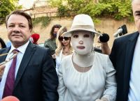 Βιτριόλι: Με ειδική μάσκα στο εφετείο η Ιωάννα – Πρώτη δημόσια εμφάνιση μετά την επίθεση