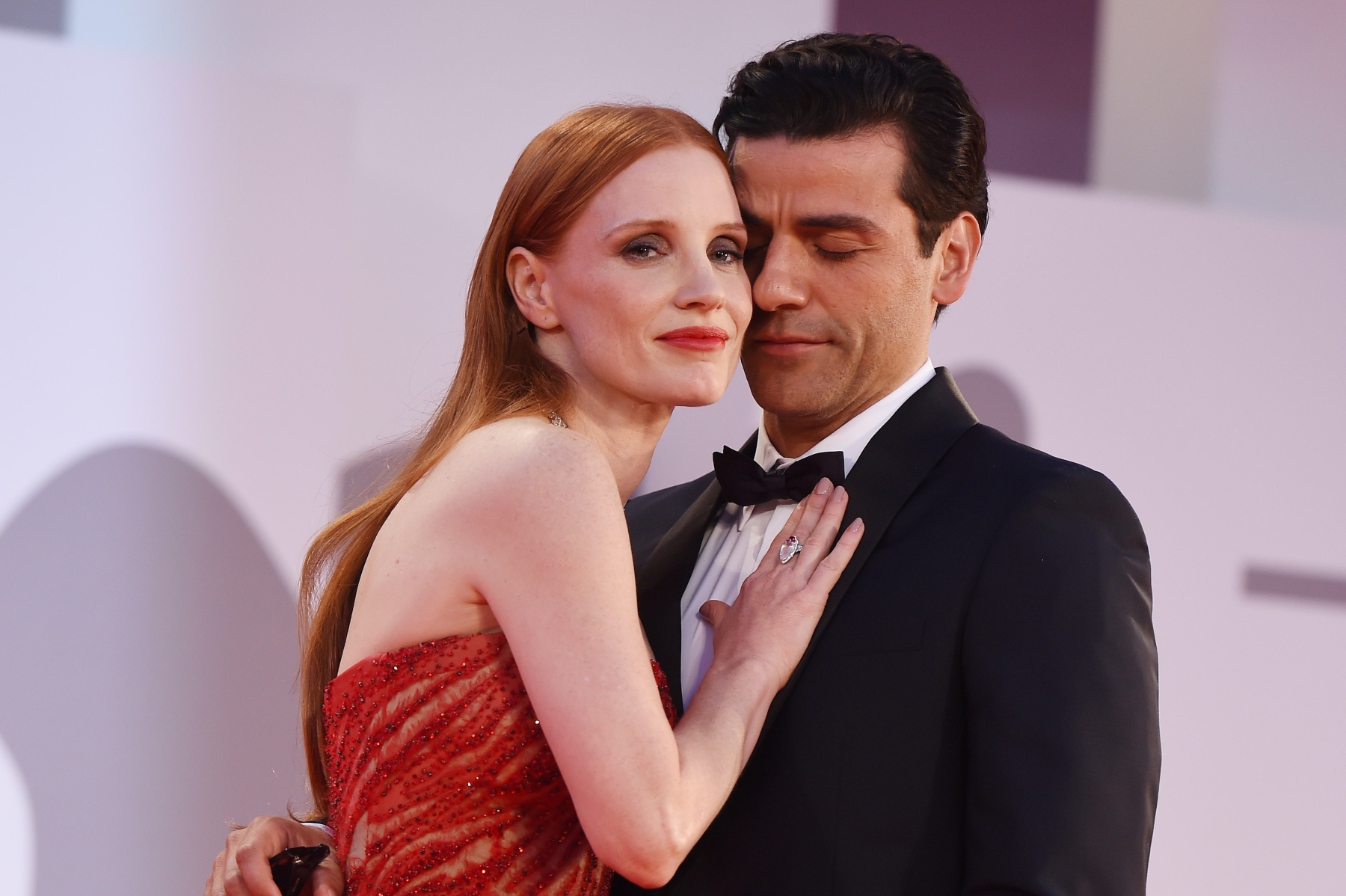 Oscar Isaac – Jessica Chastain: Οι τρυφερές στιγμές στο κόκκινο χαλί
