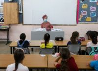 Ισραήλ: Επιστροφή στα θρανία για τους μαθητές με μάσκες και τεστ