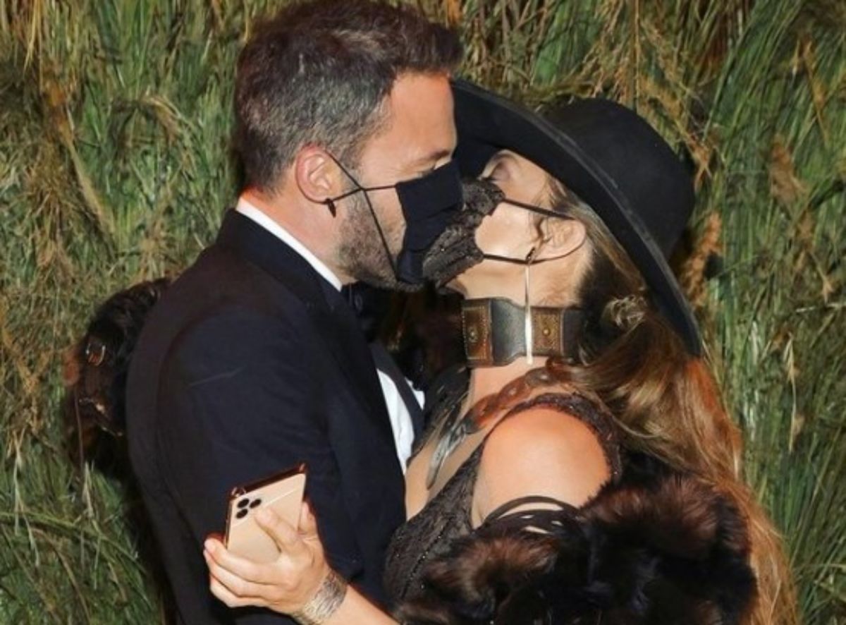 Jennifer Lopez – Ben Affleck: Το φιλί με μάσκες στο Met Gala