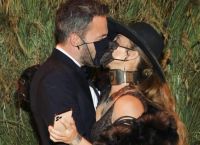 Jennifer Lopez – Ben Affleck: Το φιλί με μάσκες στο Met Gala Jennifer Lopez – Ben Affleck: Το φιλί με μάσκες στο Met Gala