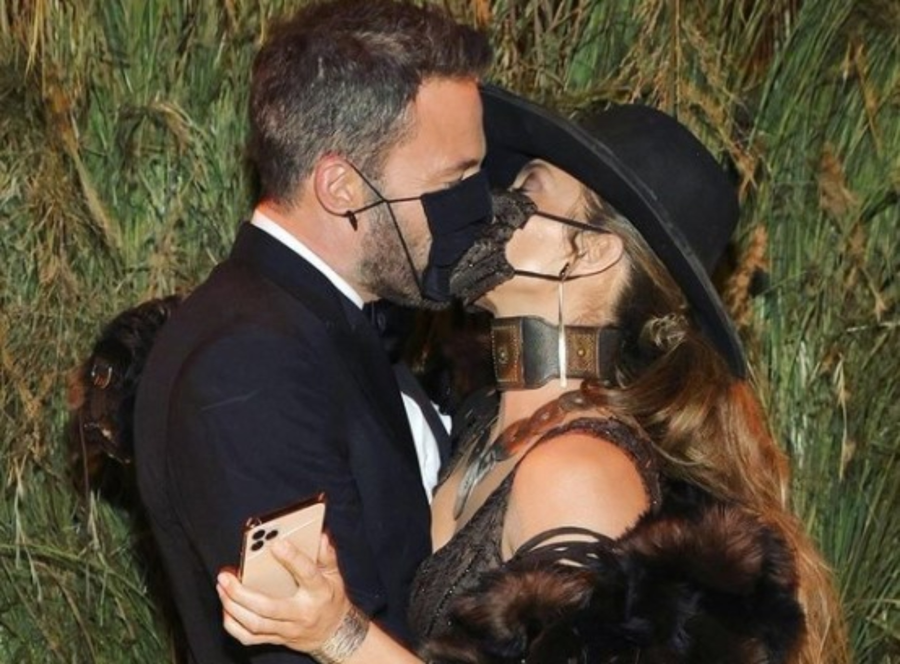 Jennifer Lopez – Ben Affleck: Το φιλί με μάσκες στο Met Gala