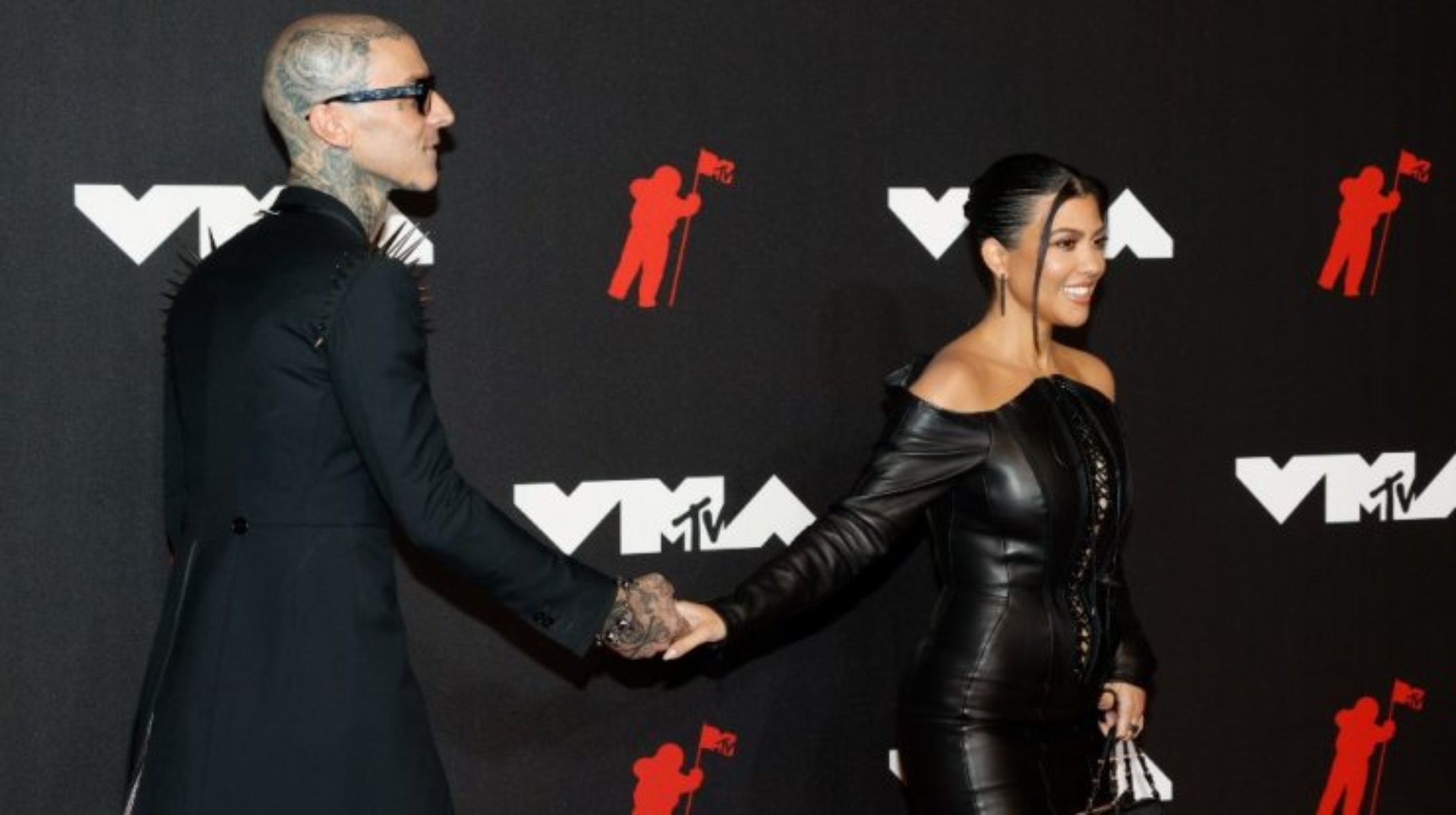 Kourtney Kardashian – Travis Barker: Πρώτη κοινή εμφάνιση με καυτό φιλί