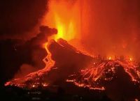 Λα Πάλμα: Φούντωσε ξανά το ηφαίστειο Κούμπρε Βιέχα