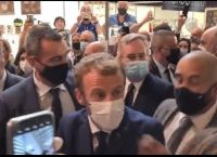 Μακρόν: Διαδηλωτής του έριξε βραστό αυγό με σφεντόνα