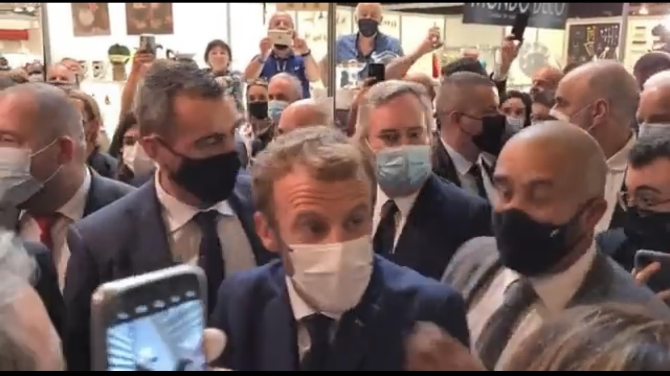 Μακρόν: Διαδηλωτής του έριξε βραστό αυγό με σφεντόνα