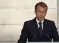 Διάγγελμα Μακρόν: Υποχρεωτική η τρίτη δόση εμβολίου