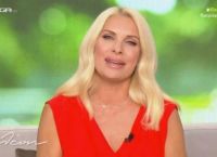 Ελένη Μενεγάκη: Εισέβαλλε άβαφη στο πλατό