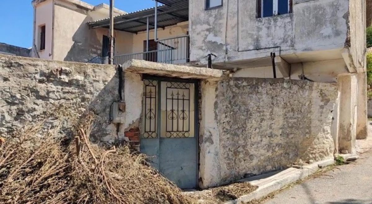 Μεσσηνία: Θρίλερ με πτώμα γυναίκας που βρέθηκε θαμμένο σε αυλή σπιτιού