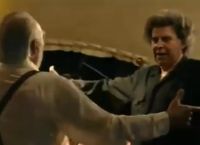 Μίκης Θεοδωράκης: Βίντεο ντοκουμέντο – Χορεύει συρτάκι με τον Άντονι Κουιν το 1995 στο Μόναχο