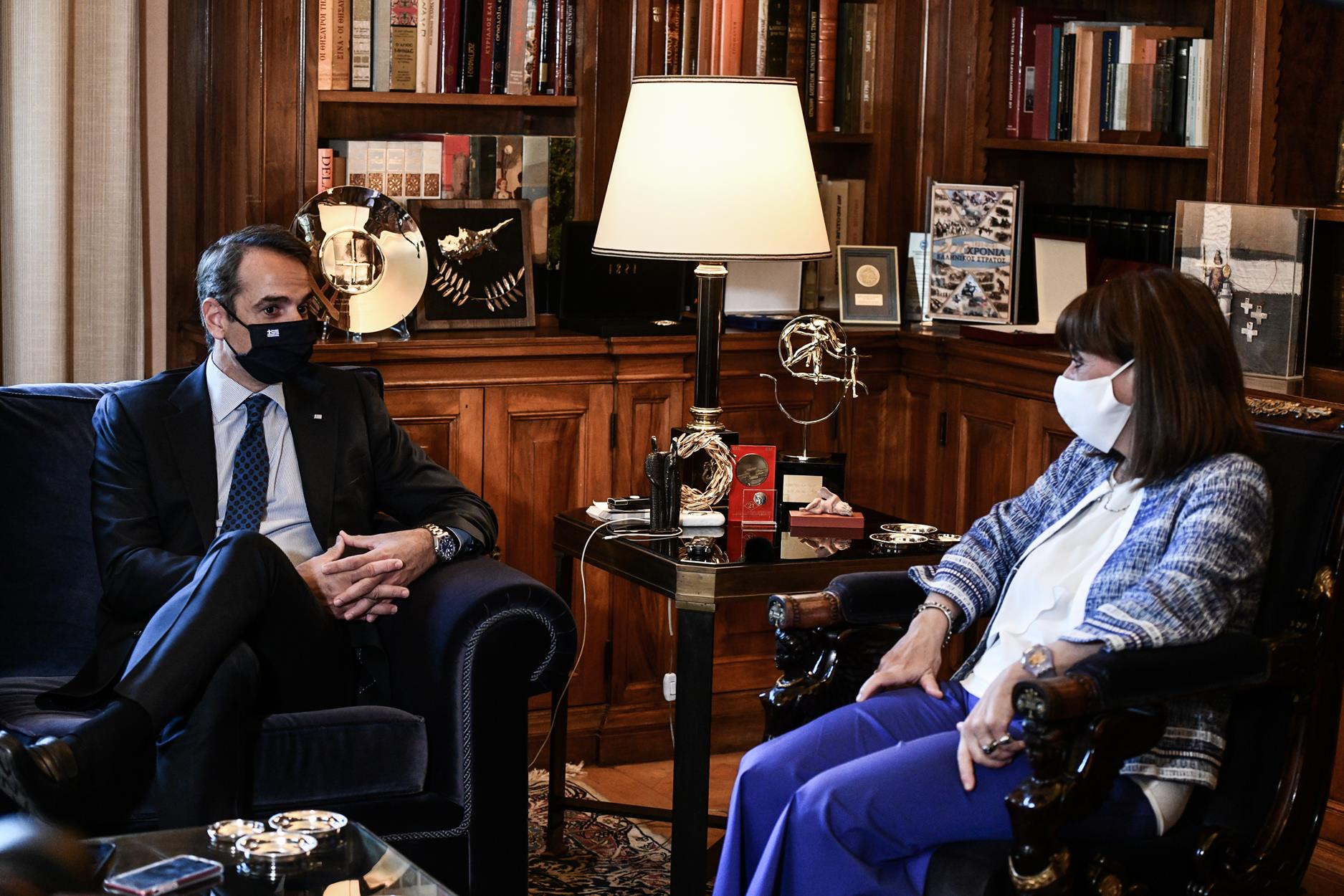Μητσοτάκης σε Σακελλαροπούλου: Τα σημαντικά τρία σημεία από την αμυντική συμφωνία με τη Γαλλία