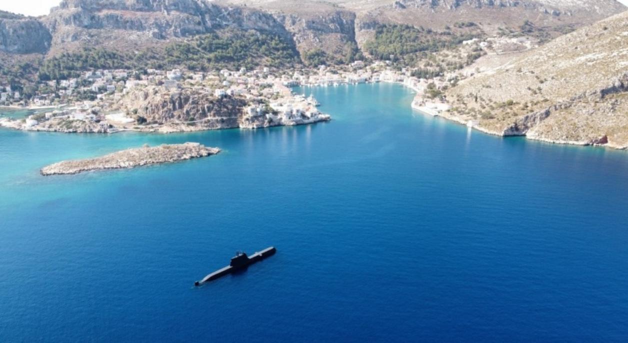 Στο Καστελόριζο το υποβρύχιο «Παπανικολής»: Αναδύθηκε επιβλητικά έξω από το λιμάνι