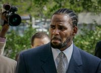 R. Kelly: Καταδικάστηκε για trafficking και σεξουαλική κακοποίηση γυναικών και παιδιών R. Kelly: Καταδικάστηκε για trafficking και σεξουαλική κακοποίηση γυναικών και παιδιών