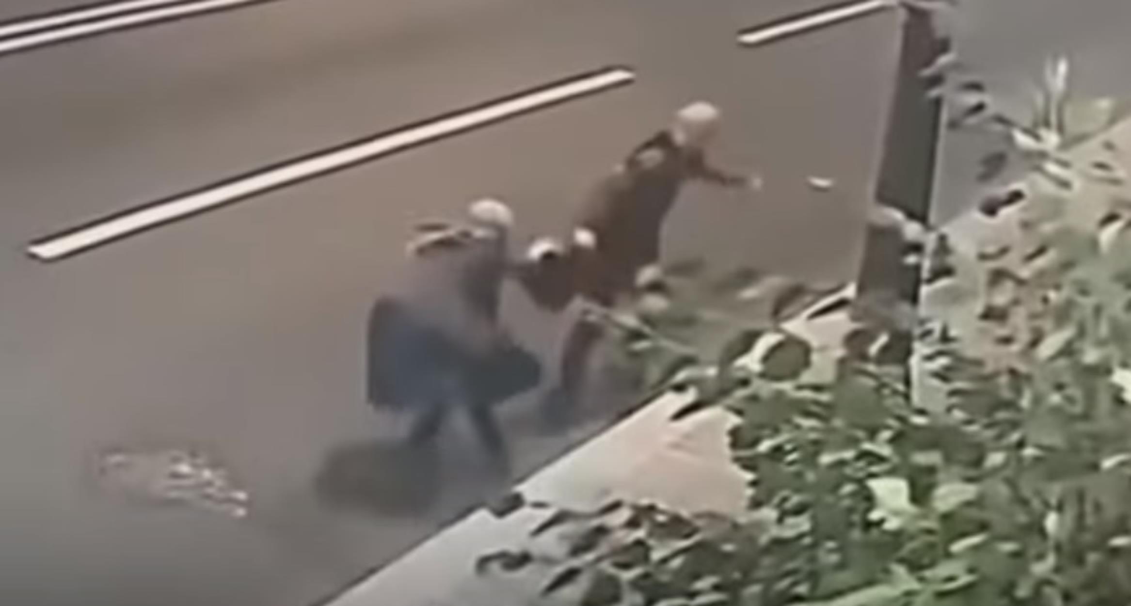Ρωσία: «Σούπερ γιαγιά» βάζει επίδοξο τσαντάκια στη θέση του