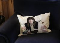 Κατερίνα Σακελλαροπούλου: Viral το μαξιλάρι με τη γάτα της στο Προεδρικό Μέγαρο