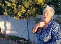 Σεισμός στην Κρήτη: Συγκινεί η 84χρονη γιαγιά μέσα από το μισογκρεμισμένο σπίτι της