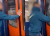 TikToker: Σπάει με το κεφάλι του τζάμι σε τρένο του ΗΣΑΠ