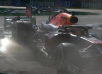 Formula 1: Σοκαριστικό τρακάρισμα Χάμιλτον – Φερστάπεν Formula 1: Σοκαριστικό τρακάρισμα Χάμιλτον – Φερστάπεν