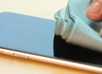 Smartphone: Δεν θα το πιστέψετε με τι μπορείτε να απολυμάνετε το κινητό σας Smartphone: Δεν θα το πιστέψετε με τι μπορείτε να απολυμάνετε το κινητό σας