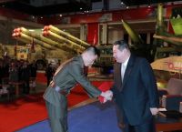 Βόρεια Κορέα: Στρατιώτες σπάνε τούβλα με γυμνά χέρια υπό το βλέμμα του Κιμ Γιονγκ Ουν Βόρεια Κορέα: Στρατιώτες σπάνε τούβλα με γυμνά χέρια υπό το βλέμμα του Κιμ Γιονγκ Ουν