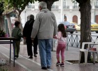 ΟΠΕΚΑ επίδομα παιδιού: Πότε πληρώνονται οι δικαιούχοι