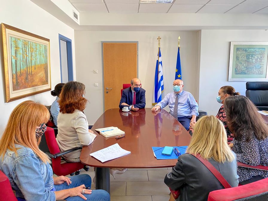 Εκκρεμείς συντάξεις: Συνάντηση Χατζηδάκη με υπαλλήλους του ΕΦΚΑ – Τι συζήτησαν για τις συντάξεις