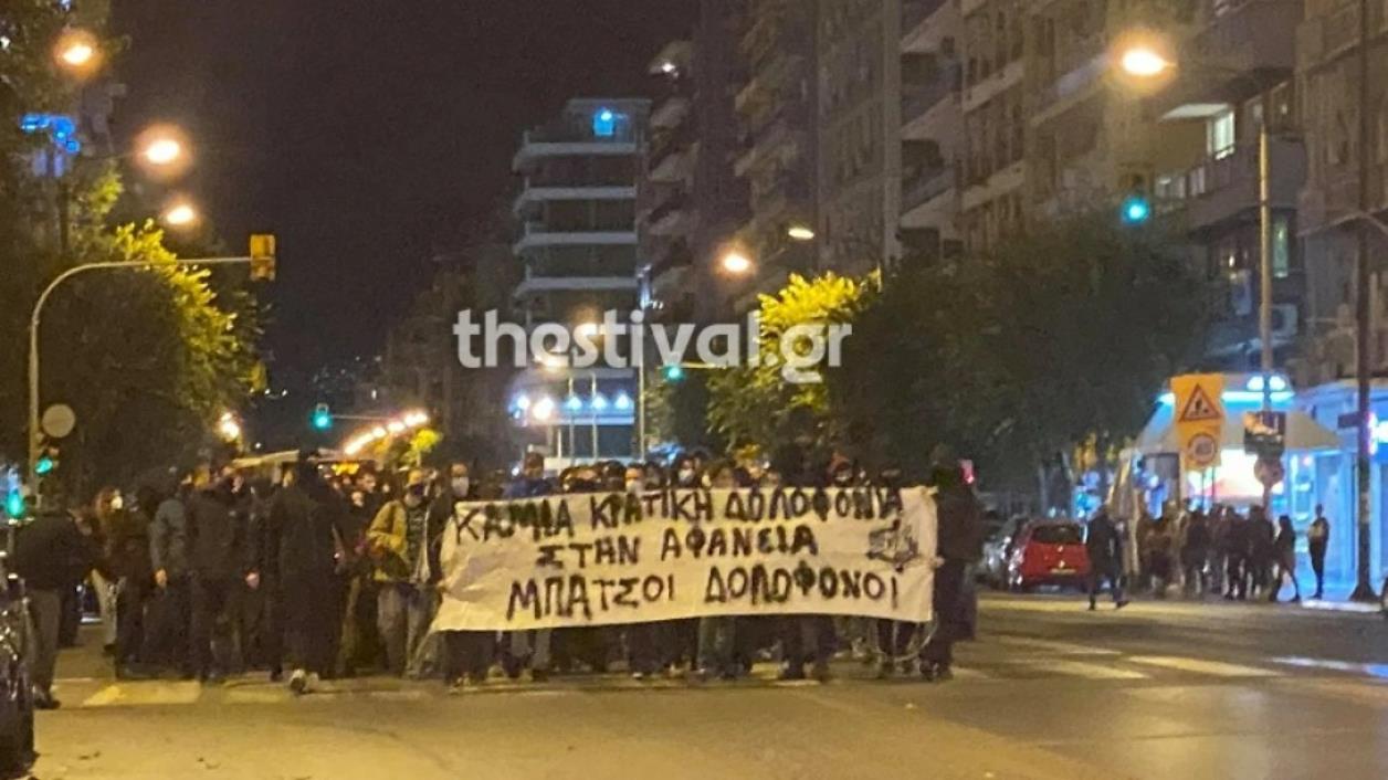 Καταδίωξη στο Πέραμα: Διαδηλώσεις σε Αθήνα και Θεσσαλονίκη για τον θάνατο του 20χρονου Ρομά