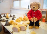 Άνγκελα Μέρκελ: Ανάρπαστα τα λούτρινα αρκουδάκια της