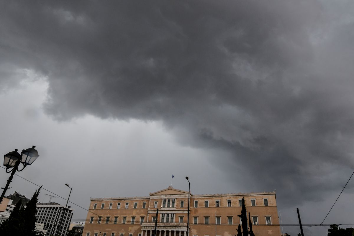 Μπάλλος: Προβλήματα και στη Βουλή – Έπεσαν μάρμαρα