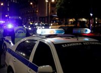 Επίθεση στην Τροχαία Πειραιά: Κοντάρια με πυρσούς και άλλα «πολεμοφόδια» βρήκαν στα σπίτια των συλληφθέντων