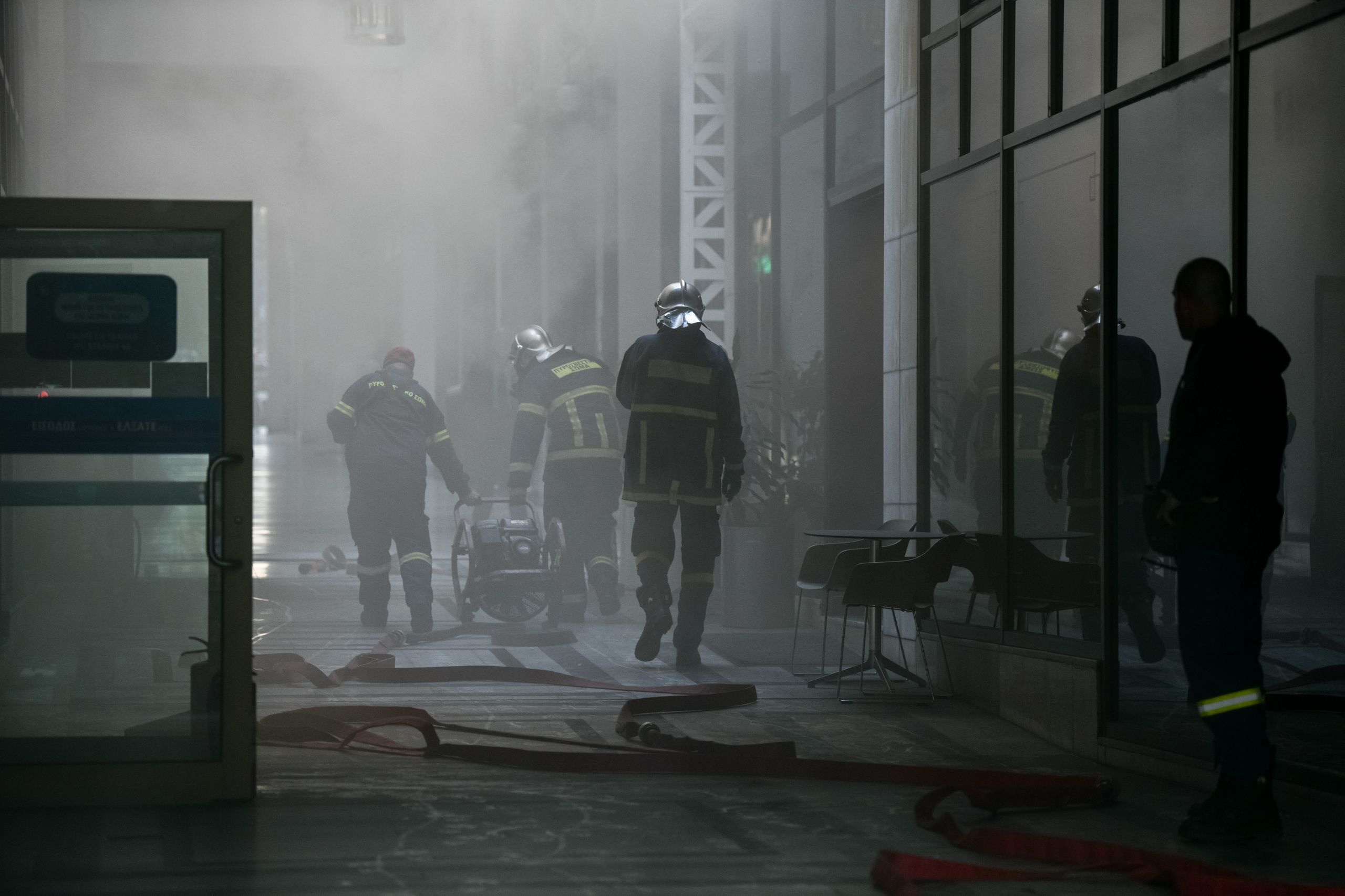 Φωτιά τώρα σε κτίριο τράπεζας στην οδό Σταδίου
