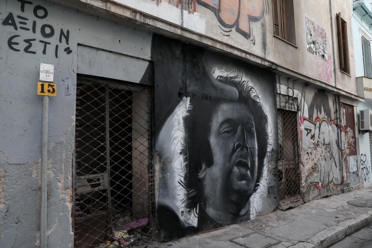 Μίκης Θεοδωράκης: Γκράφιτι προς τιμήν του στο κέντρο της Αθήνας