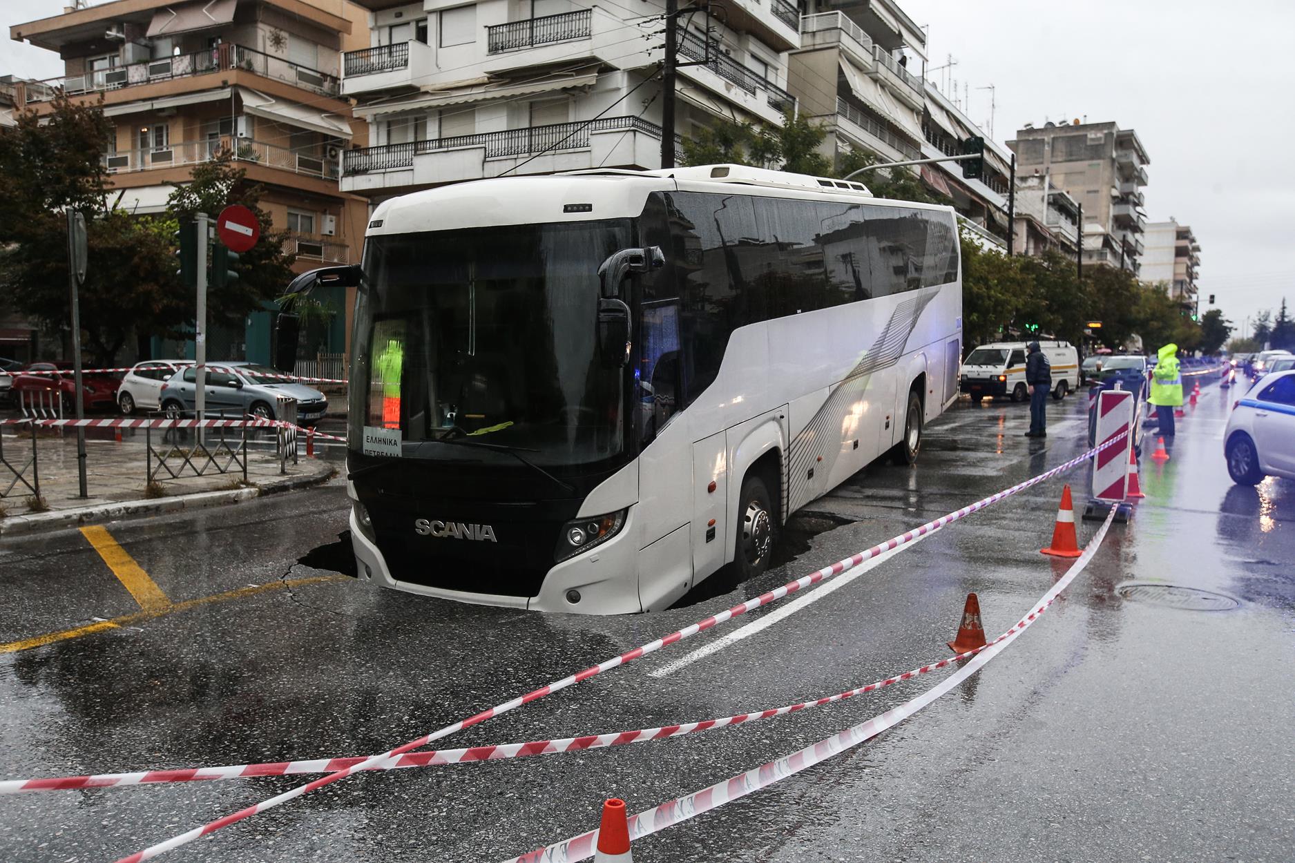 Θεσσαλονίκη λεωφορείο: Δύο μήνες για να κλείσει η τρύπα που το «κατάπιε»