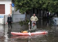 Κολωνός: Απίθανες εικόνες – Με κανό κάτοικος σε πλημμυρισμένο δρόμο Κολωνός: Απίθανες εικόνες – Με κανό κάτοικος σε πλημμυρισμένο δρόμο