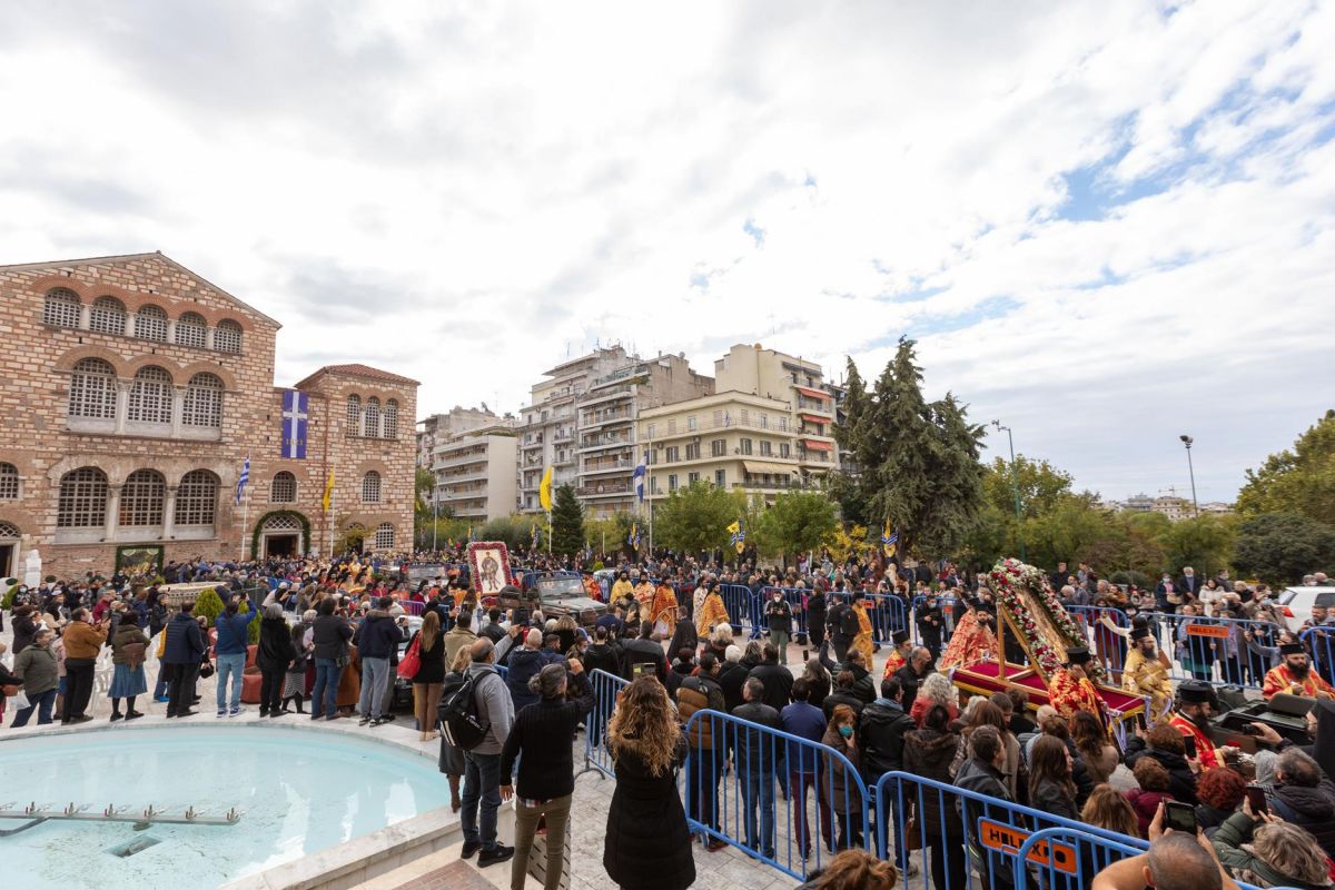 Άγιος Δημήτριος: Πλήθος πιστών στη λιτάνευση της εικόνας στη Θεσσαλονίκη