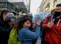 Σοκαριστικό βίντεο: ΜΑΤ σπάνε βιτρίνα καταστήματος