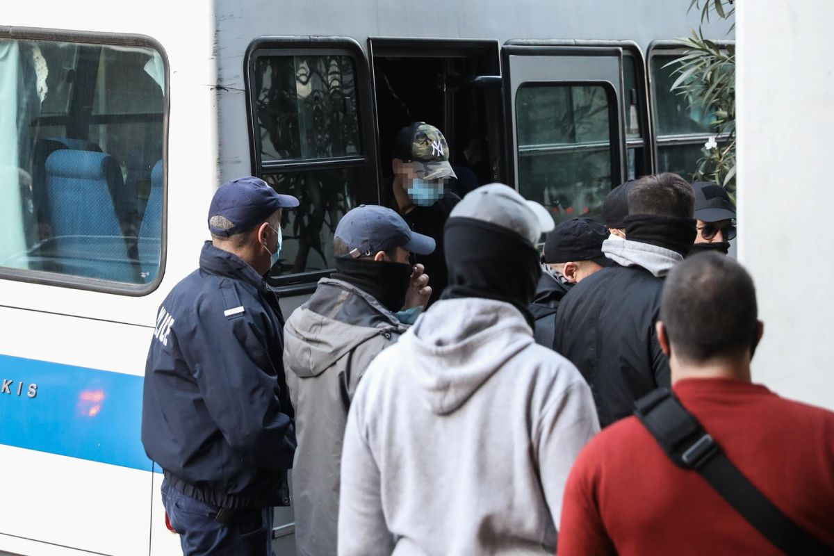 Καταδίωξη στο Πέραμα: Στα δικαστήρια οι αστυνομικοί – «Είστε ήρωες» τους φώναζαν