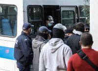 Καταδίωξη στο Πέραμα: Στα δικαστήρια οι αστυνομικοί – «Είστε ήρωες» τους φώναζαν