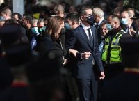 Ντόρα Μπακογιάννη: Υποβασταζόμενη έφτασε στη Μητρόπολη για το τελευταίο αντίο στη Φώφη Γεννηματά