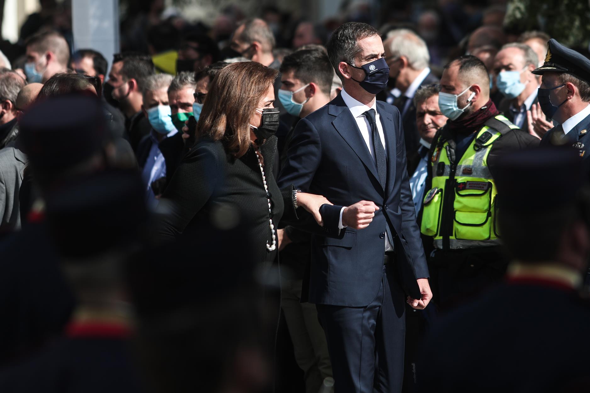 Ντόρα Μπακογιάννη: Υποβασταζόμενη έφτασε στη Μητρόπολη για το τελευταίο αντίο στη Φώφη Γεννηματά