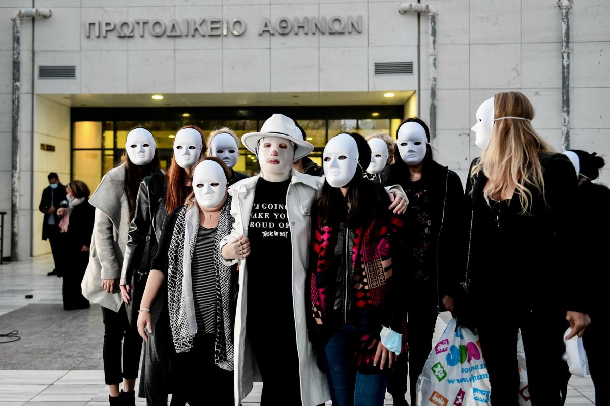Επίθεση με βιτριόλι: Συγκλόνισε η Ιωάννα και οι φίλες της με τις μάσκες