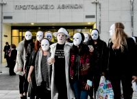 Επίθεση με βιτριόλι: Συγκλόνισε η Ιωάννα και οι φίλες της με τις μάσκες Επίθεση με βιτριόλι: Συγκλόνισε η Ιωάννα και οι φίλες της με τις μάσκες